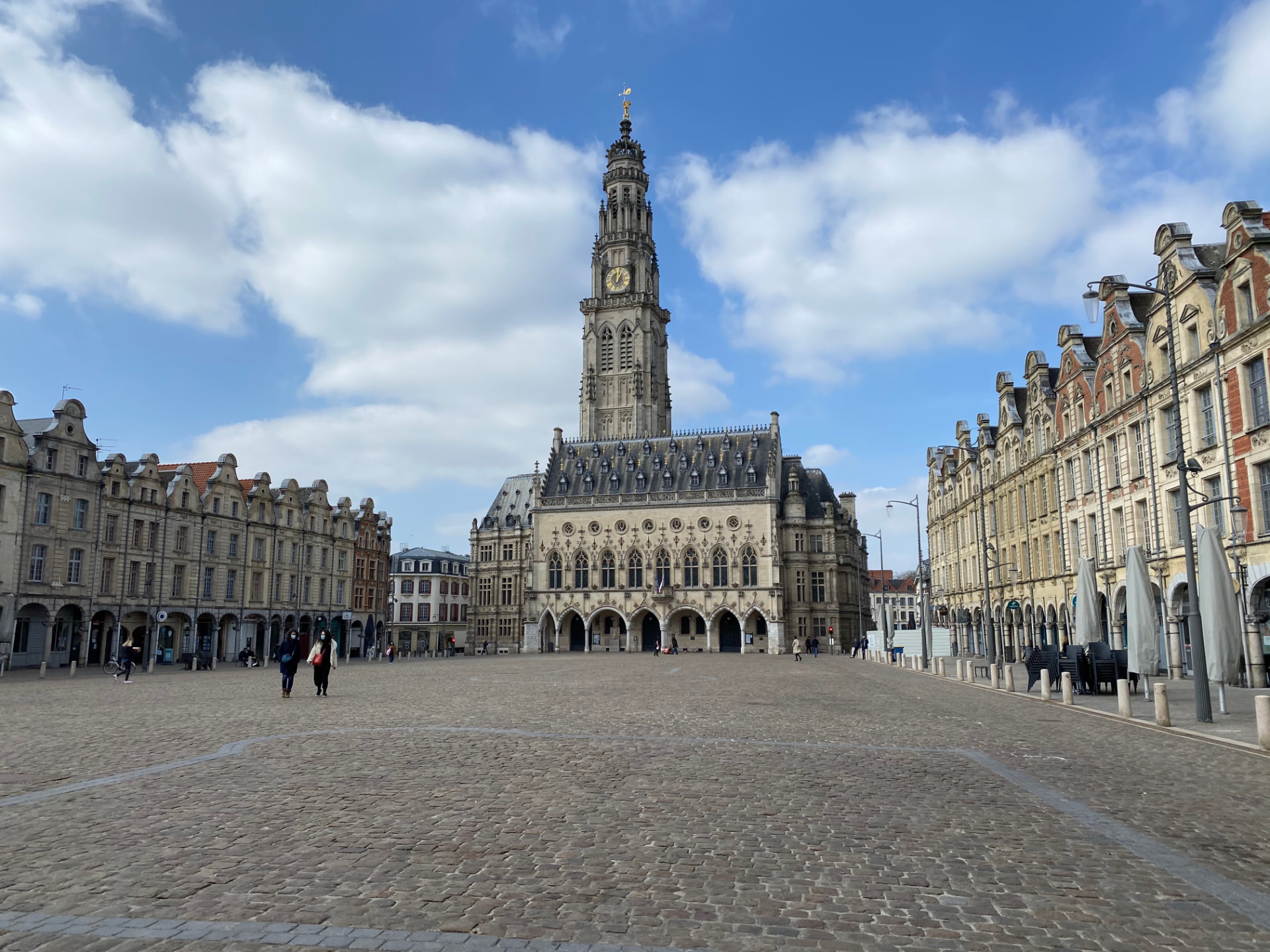 Grand-Place d'Arras, beffroi et hôtel de ville sous un ciel bleu